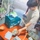 Du khách Trung Quốc cảm ơn rối rít cô chủ cửa hàng tạp hóa tốt bụng