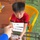 Bé trai nổi quạu vì bị vận đen đeo bám