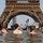 Người dân Paris kéo ra khu vực tháp Eiffel tắm để tránh nóng
