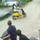 Hai cô gái ôm cua lao đi như một cơn gió rồi 'hạ cánh' xuống ao