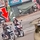 Hai phụ nữ ngang nhiên dừng xe nói chuyện giữa đường khiến ai thấy cũng lắc đầu