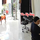 Chú chó thông minh biết giúp chủ lấy hàng