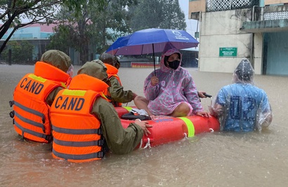 Floodwaters on Ba River in central Vietnam rise over 1m above 1993 historic peak