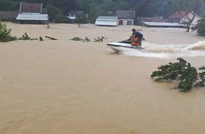 All-out mobilization to rescue flood-stricken communities in central Vietnam

