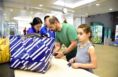 Vietnamese, foreigners join hands to send aid to flood-hit areas