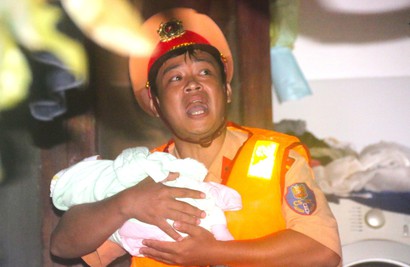 Rescuers save 20-day-old infant stranded in south-central Vietnam floods