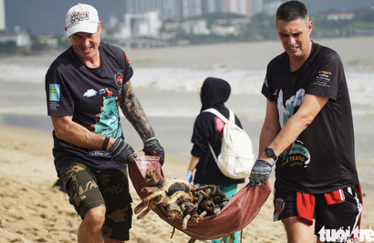Foreigners join locals in cleaning up Nha Trang beach after floods in south-central Vietnam