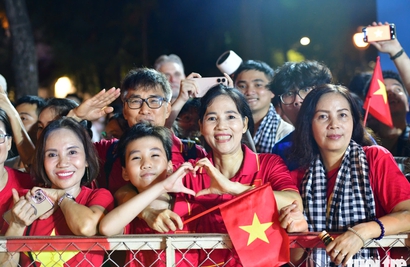 Crowds gather in Ho Chi Minh City to welcome military parade rehearsal for reunification anniversary