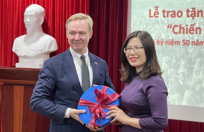 Sweden hands over historic Reunification Day documentary to Vietnam
