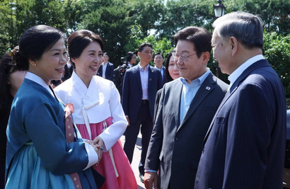 Vietnam’s Party chief, spouse enjoy tea, traditional art performances in S.Korea