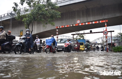 High tide, heavy rain flood Ho Chi Minh City streets at rush hour
