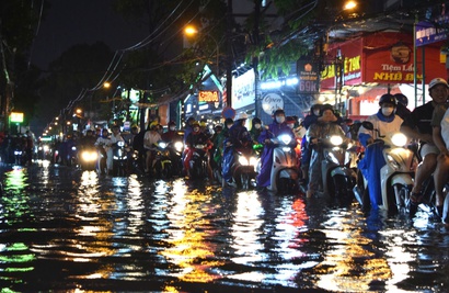 Torrential rain floods Ho Chi Minh City, trees uprooted during rush hour