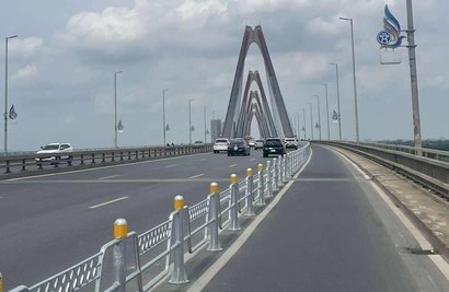 Hanoi bans night traffic on Nhat Tan Bridge for construction