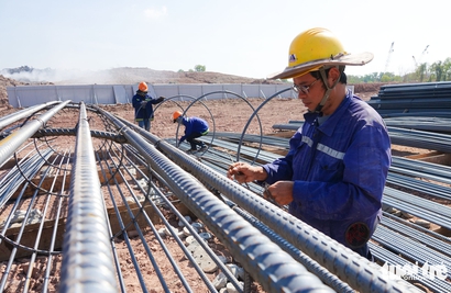 Workers skip New Year break to speed up APEC 2027 projects in Vietnam