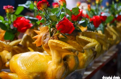 Hanoi market bustles on ‘Kitchen Gods’ worshiping day