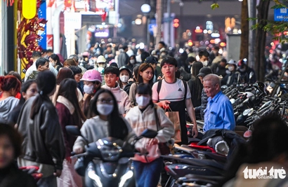 Hanoi fashion streets packed with Tet shoppers