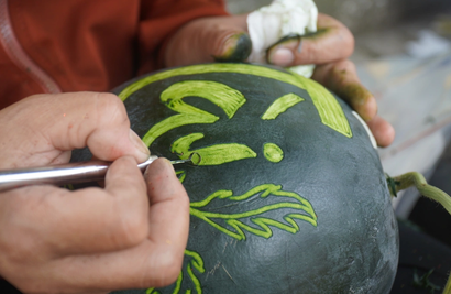 Watermelon carvers earn up to $194 each daily as Tet nears in Vietnam’s Dong Thap