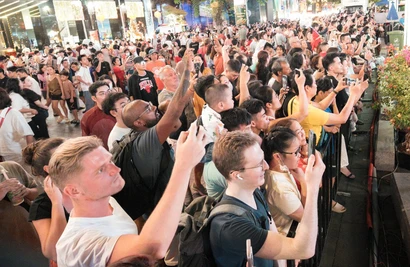 Ho Chi Minh City flower street debuts first night edition at Tet 2026 opening