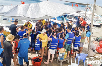 Foreign visitors choose islet tours on Vietnam’s Phu Quoc Island during Tet