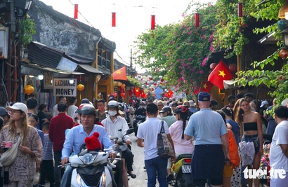 Crowds flood Hoi An ancient town on Lunar New Year’s Day