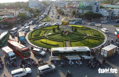 Highways congested as millions return to Ho Chi Minh City after Tet holiday