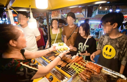 Vietnam proposes fines of over $150 for cooked food handlers failing to trim fingernails, wear gloves 