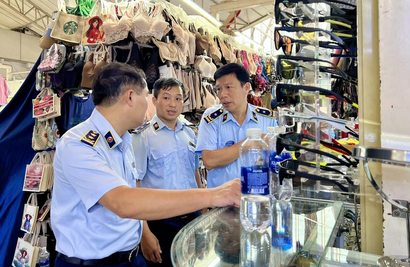 Ho Chi Minh City intensifies clampdown on counterfeit goods at Ben Thanh Market, Saigon Square