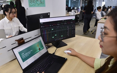 Chứng khoán châu Á lao dốc, VN-Index gây bất ngờ, VN30 còn vượt 2.000 điểm