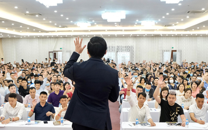 Hé lộ thu nhập của nhân viên công ty chuyên bán khóa học làm giàu