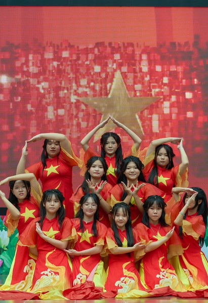 Teen THPT Nguyễn Tất Thành lan tỏa tình yêu quê hương, đất nước qua các tiết mục văn nghệ chào mừng 20-11