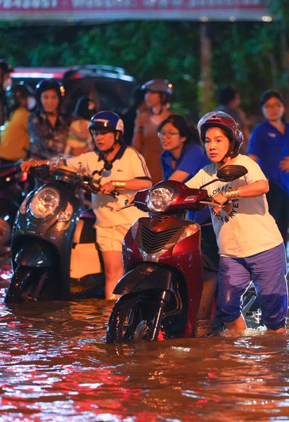 Chiều tối 6-11, nhiều khu vực ở TP.HCM ngập nặng do triều cường