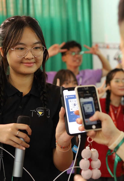 Học trò Trưng Vương mang 'lăng kính hy vọng’ đến Trường Chuyên biệt Hy Vọng