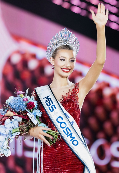 Người đẹp Mỹ Yolina Lindquist đăng quang Miss Cosmo 2025