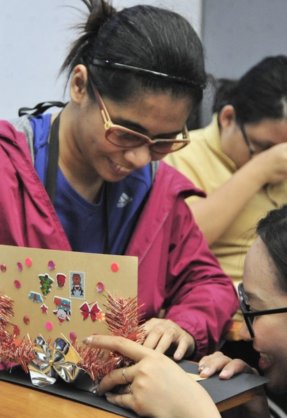 Lan tỏa không khí Giáng sinh qua hoạt động làm thiệp xúc giác cho người khiếm thị