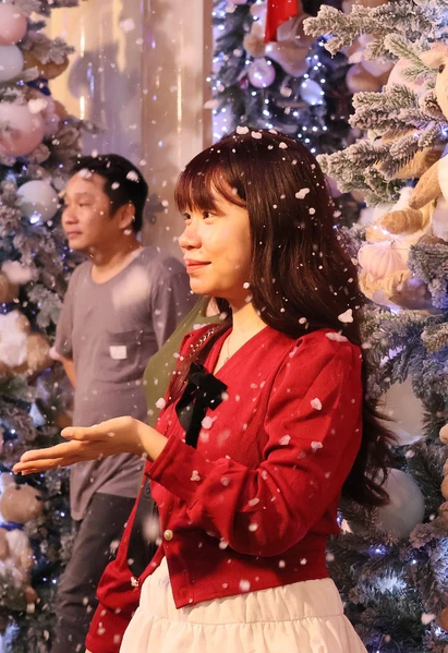 Bạn trẻ thích thú ngắm tuyết rơi đêm Giáng sinh tại TP.HCM