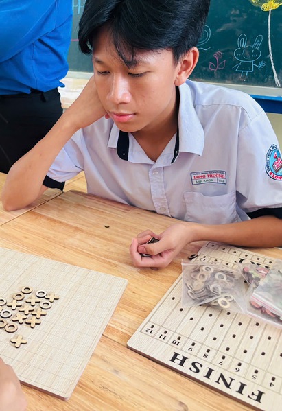 'Xé túi mù' những giờ ra chơi không điện thoại thú vị của teen Trường THPT Long Trường