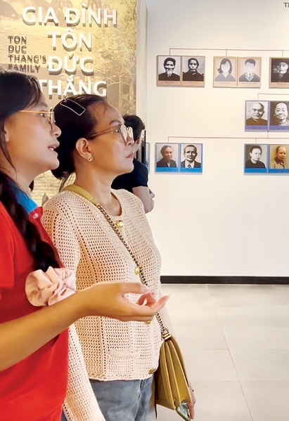 Chiến sĩ Hoa phượng đỏ làm thuyết minh viên bảo tàng