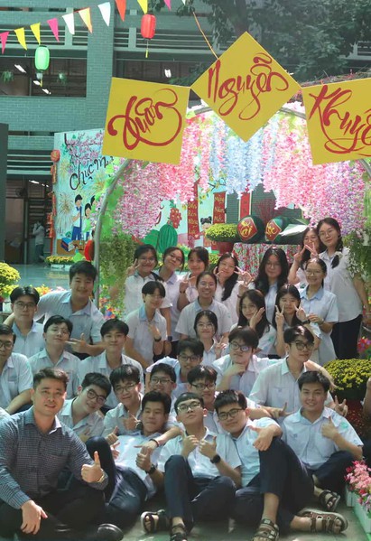 Một tập thể lớp Trường THCS - THPT Nguyễn Khuyến có 18 điểm 10 trong kỳ thi tốt nghiệp THPT