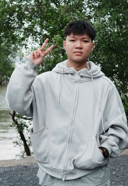 Vì sao hoodie xám là áo chống nắng hot trend của teen miền Nam lúc này?