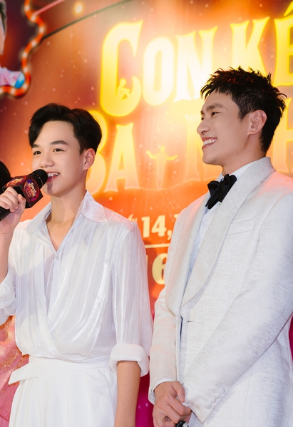 Hai ba con Kiều Minh Tuấn, Hạo Khang bật khóc khi xem ‘Con kể ba nghe’