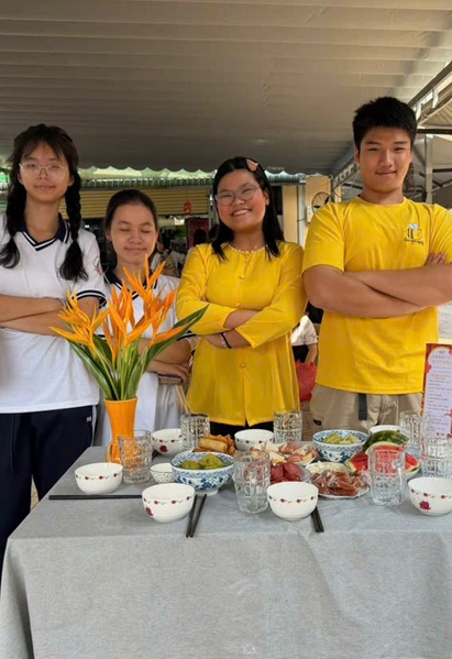 Teen Trường THPT Trần Khai Nguyên đi chợ, nấu ăn đón Tết