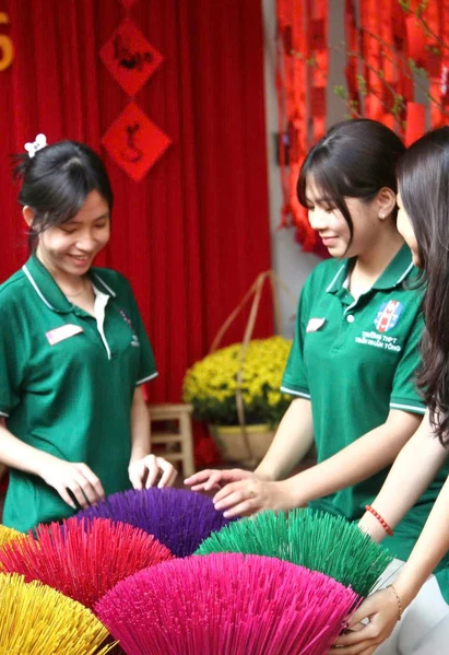 Nhiều trường học rộn ràng khoác áo xuân đón Tết Bính Ngọ 2026