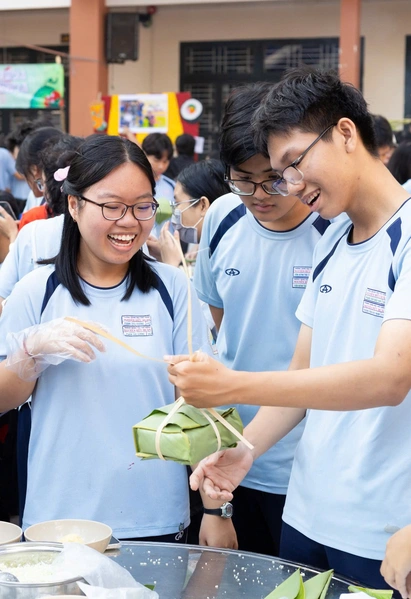 Hàng trăm ‘đầu bếp học trò’ rộn ràng làm món ăn truyền thống đón Tết