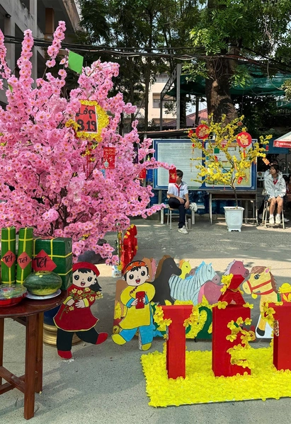 Không gian xuân rộn ràng, rực rỡ sắc hoa tại các trường học ở TP.HCM