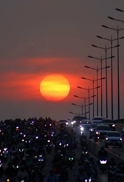 Chiều xuống, người người đổ về cầu Sài Gòn săn hoàng hôn