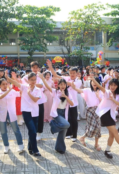 Học trò Trường THCS An Phú Đông bịt mắt bắt vịt ngay tại sân trường