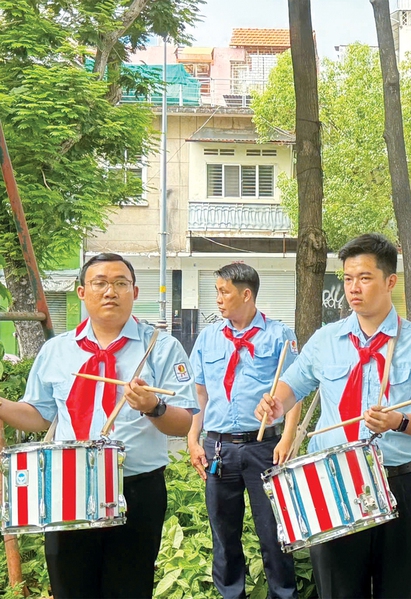 Ngời sáng hình ảnh người phụ trách trong hội thi Olympic Cánh én