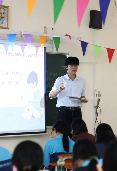 Học sinh Trường THPT Bùi Thị Xuân đứng lớp giảng bài