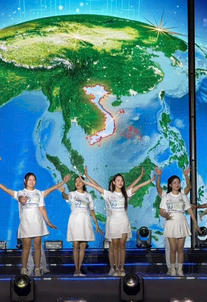 Hoa hậu Ngọc Châu, nhạc sĩ Nguyễn Văn Chung hưởng ứng Giờ Trái đất cùng 1.000 đoàn viên