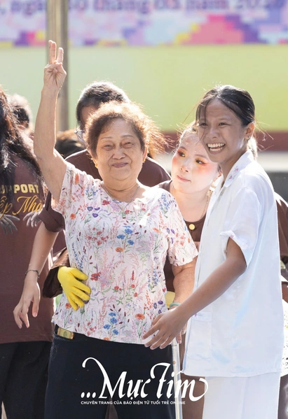 Đưa bà ngoại lên sân khấu, teen Trường THPT Hùng Vương thắng lớn hội thi flashmob 2026
